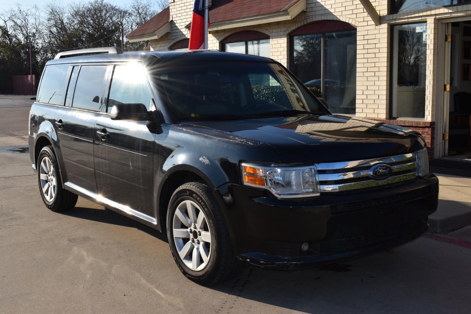2009 Black /Gray Ford FLEX (2FMDK51C19B) with an V6, 3.5L engine, AUTOMATIC transmission, located at 5925 E. BELKNAP ST., HALTOM CITY, TX, 76117, (817) 834-4222, 32.803799, -97.259003 - Purchasing a 2009 Ford Flex can be a great decision for several reasons: Spacious and Versatile Interior: The Ford Flex is known for its spacious and comfortable interior, offering seating for up to seven passengers across three rows. The boxy design maximizes interior space, providing ample headro - Photo#5